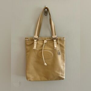 Tods Pebbled Leather Drawstring Shoulder Bag In Tan Camel